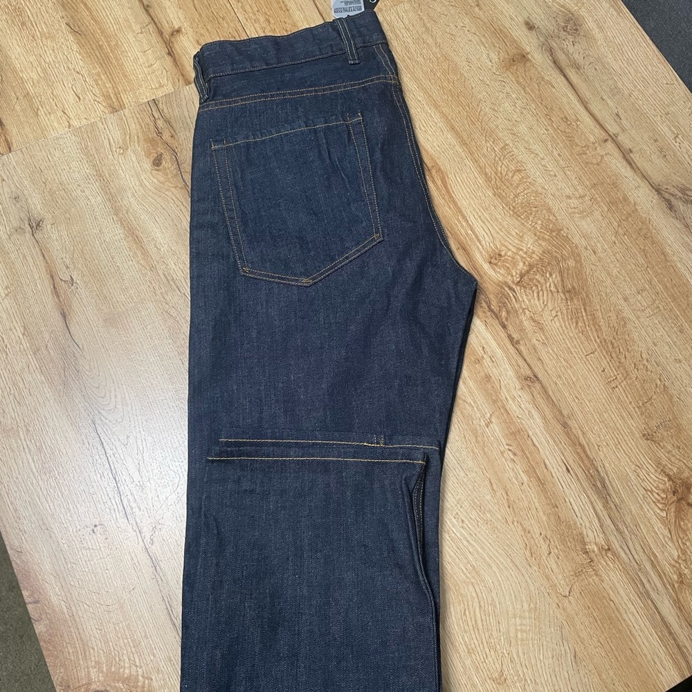 BRAND NEW GUESS JEANS - NEVER WORN - BRAND NEW - SIZE 32x30 - TAG STILL ON!